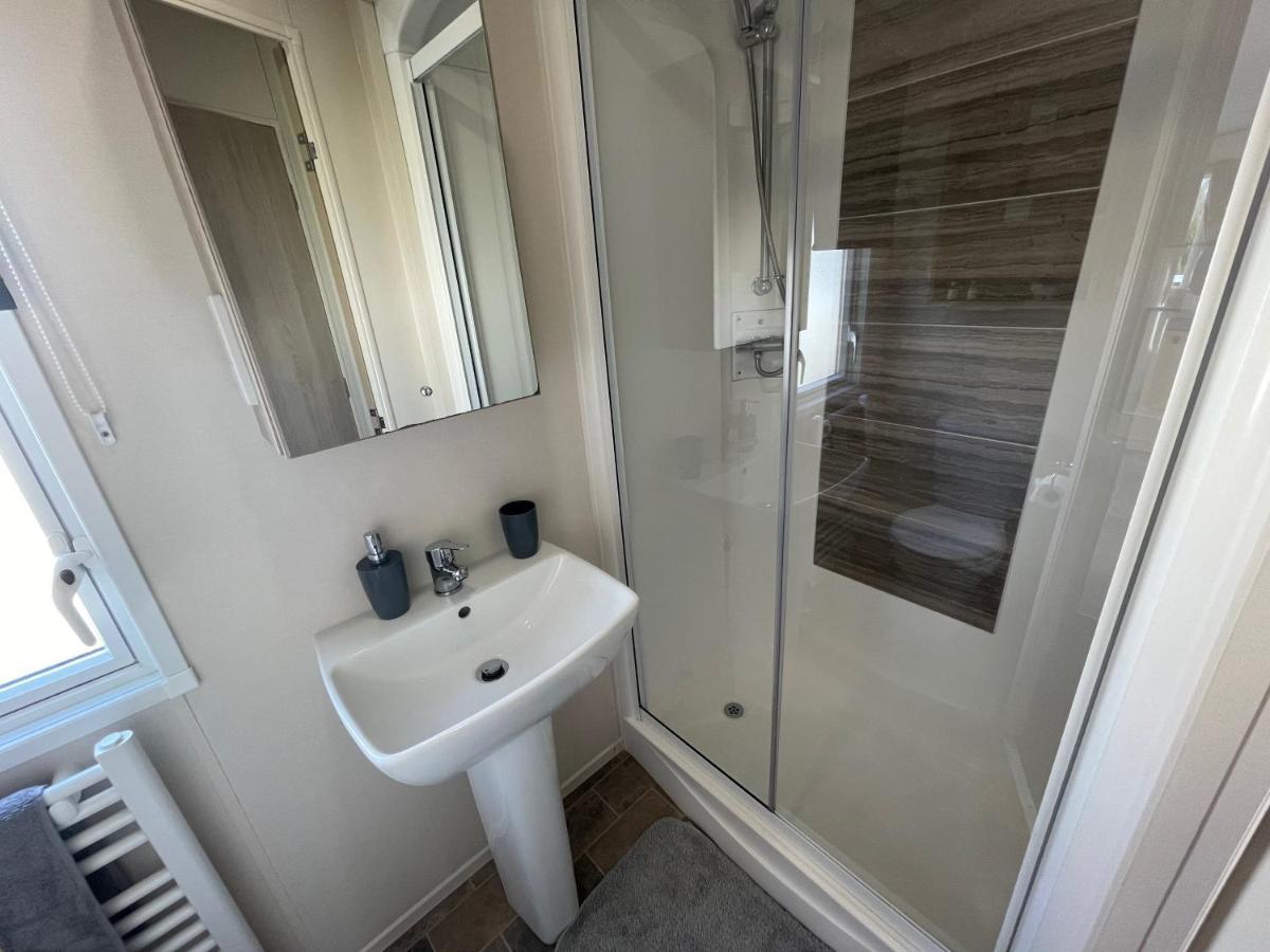 Lakeside Retreat 4 With Hot Tub, Private Fishing Peg Situated At Tattershall Lakes Country Park エクステリア 写真